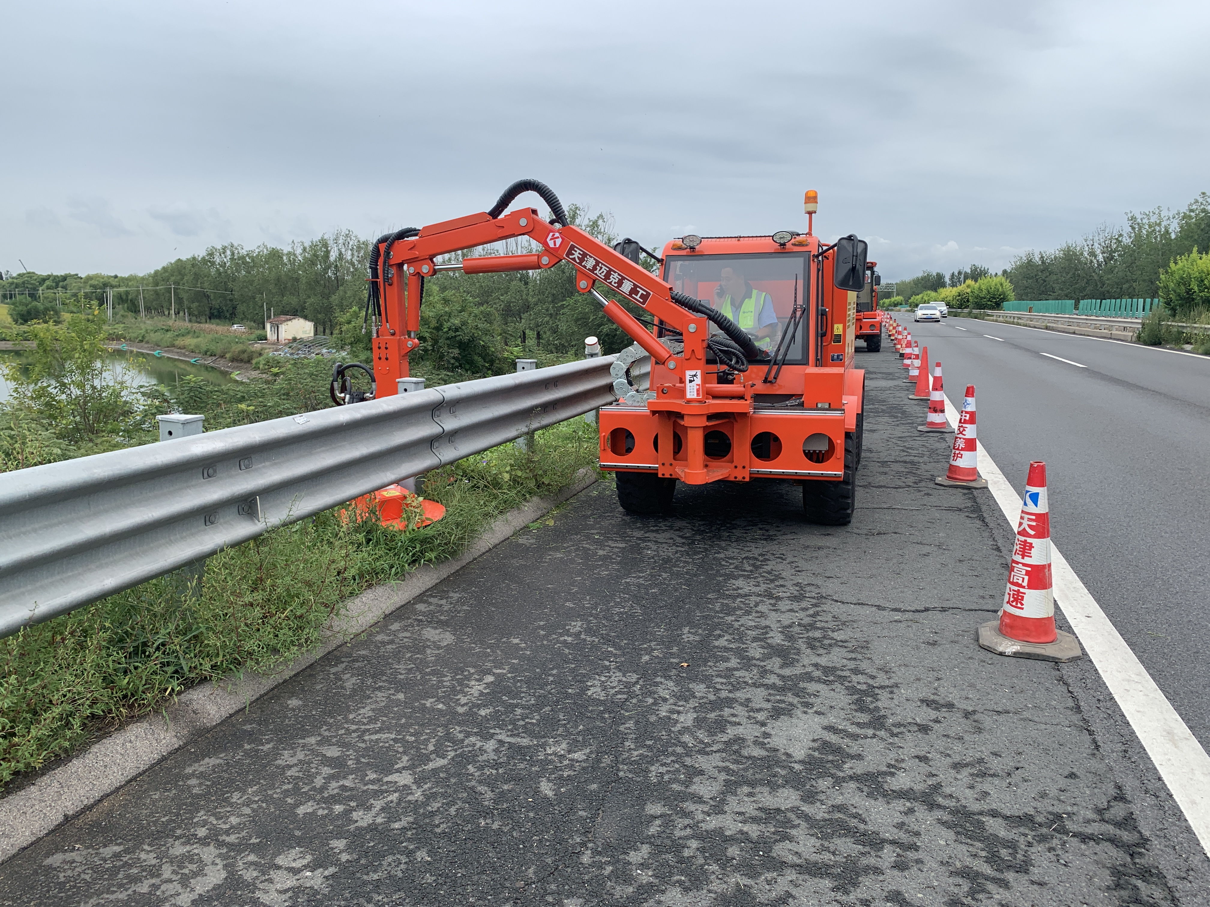 津克JK431修剪机进行高速公路边坡割草作业