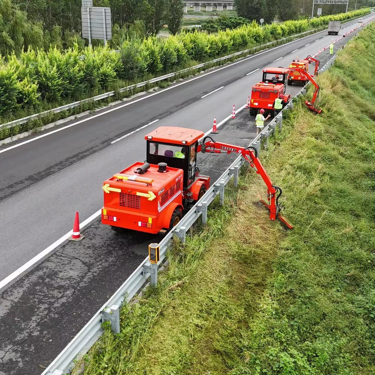 天津迈克重工有限公司津克JK571高速公路绿篱修剪机作业现场