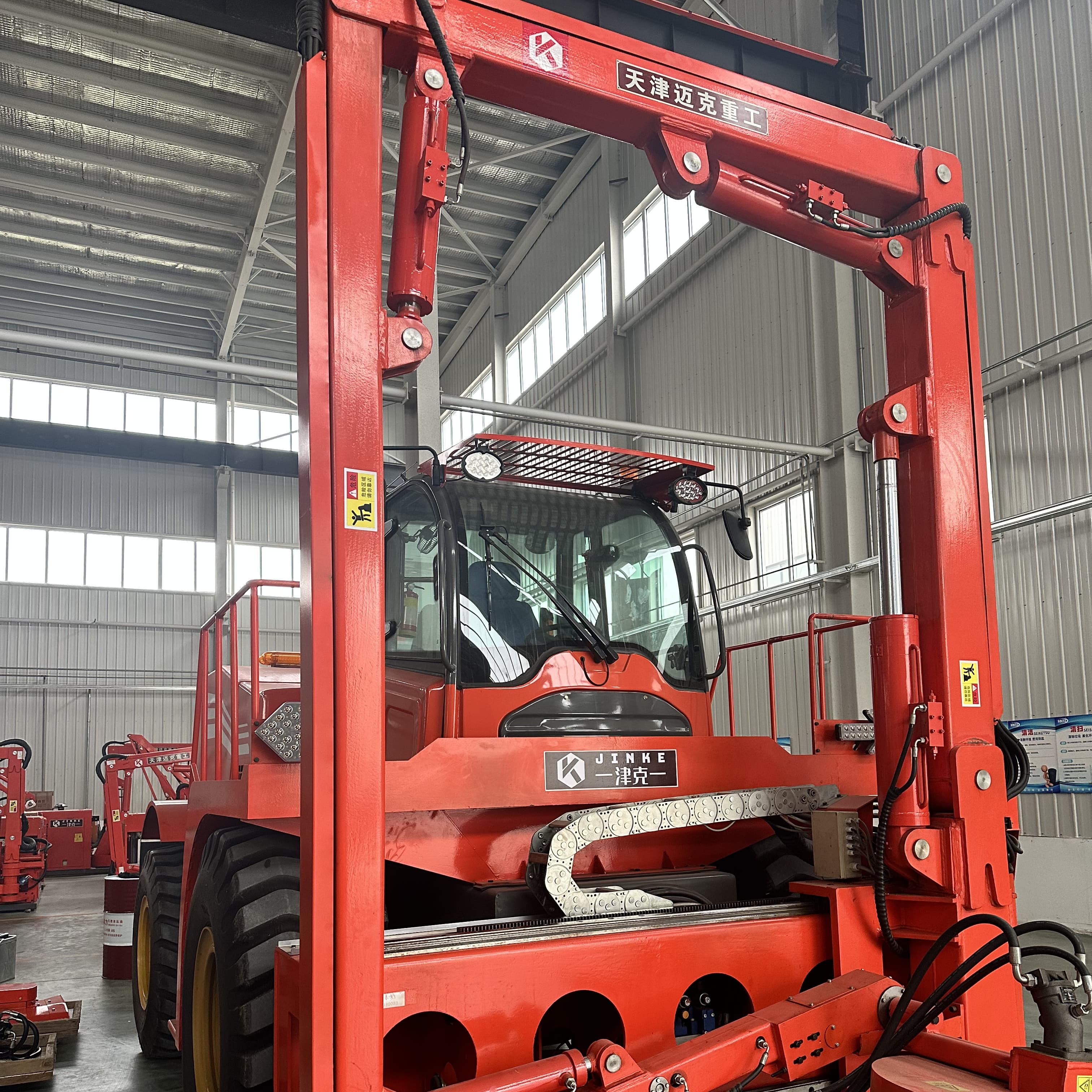 津克JK1011重型修剪机车间展示